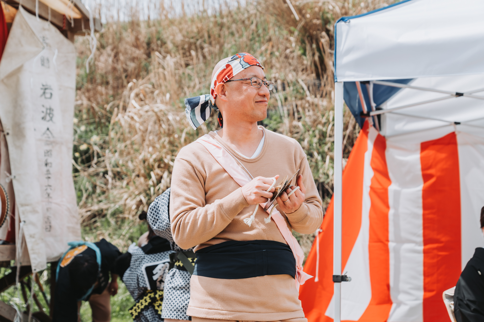 地域のお祭り・活動の様子。祭りの装いで笑顔の竹内ひでかず。